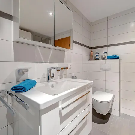 Haus Berlin, 2 洛丁